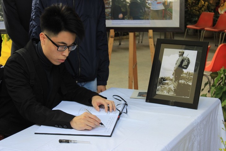 Les Vietnamiens rendent un dernier hommage à Fidel Castro à Hanoi - ảnh 2